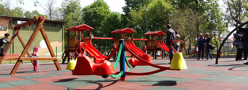 Un nou loc de joacă pentru copii a fost inaugurat în municipiul Roman