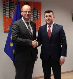Preşedintele CJ Harghita a discutat la Bruxelles cu comisarul european Navracsics Tibor despre învăţământul minorităţilor şi cel religios