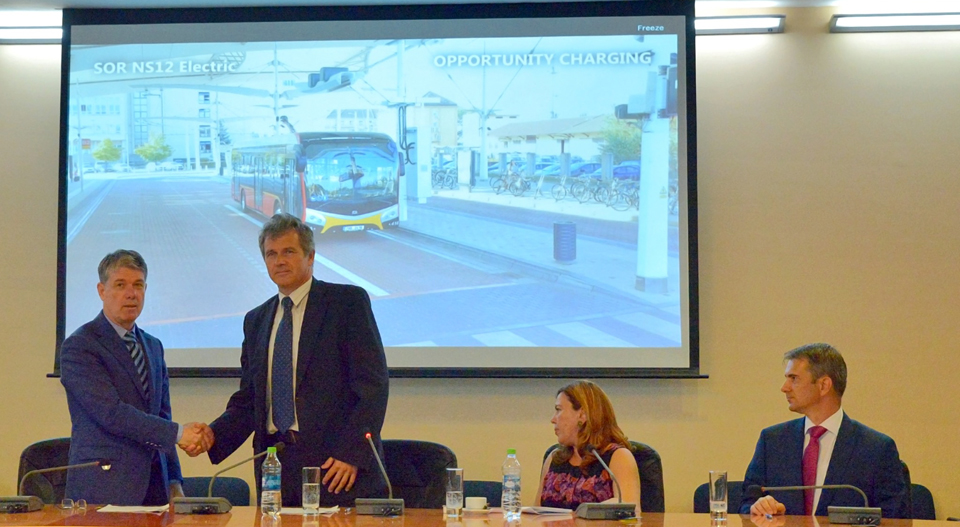 Contract pentru achiziţia a 32 de autobuze electrice, semnat de primarul Braşovului şi reprezentanţii unei firme din Cehia