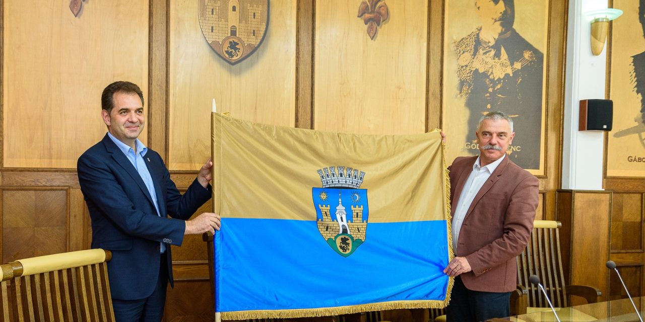 Primarul din Sfântu Gheorghe se declară “şocat” după ce instanţa a anulat steagul municipiului