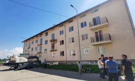 Primăria Arad demolează peste 80 de balcoane de la cinci blocuri, din cauza riscului de prăbuşire
