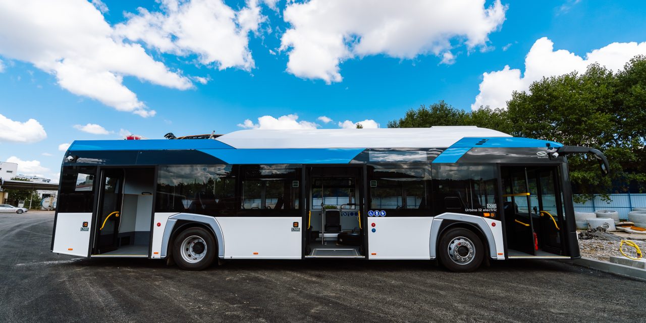 Primul autobuz electric pentru transportul în comun a sosit în municipiul Târgu Mureş