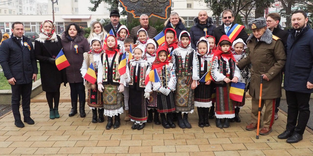 La Moinești, copii în costume populare au sărbătorit ziua de 1 Decembrie alături de un veterean de război centenar
