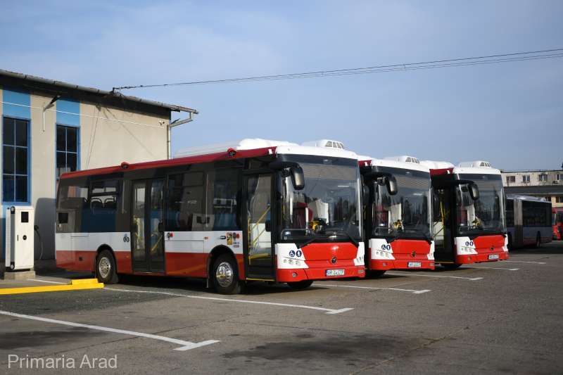 Zece autobuze electrice, cumpărate cu 24 milioane lei, au fost puse în circulaţie în municipiul Arad