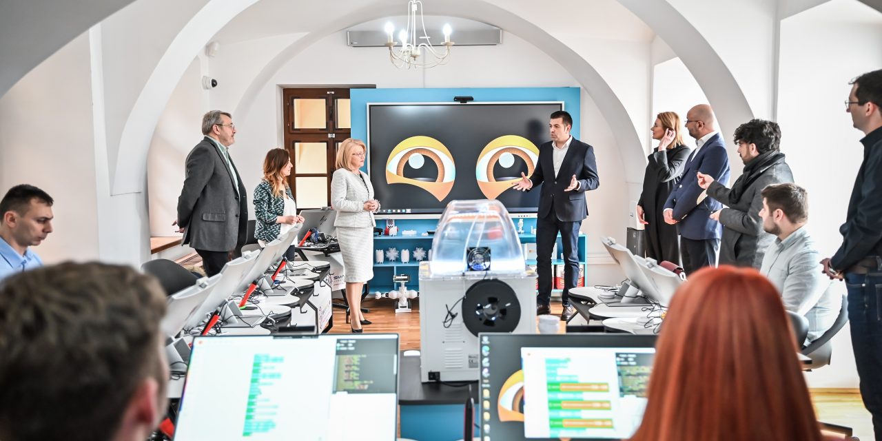 Primul laborator inteligent dotat cu echipamente IT din judeţ a fost amenajat în centrul istoric al municipiului Sibiu
